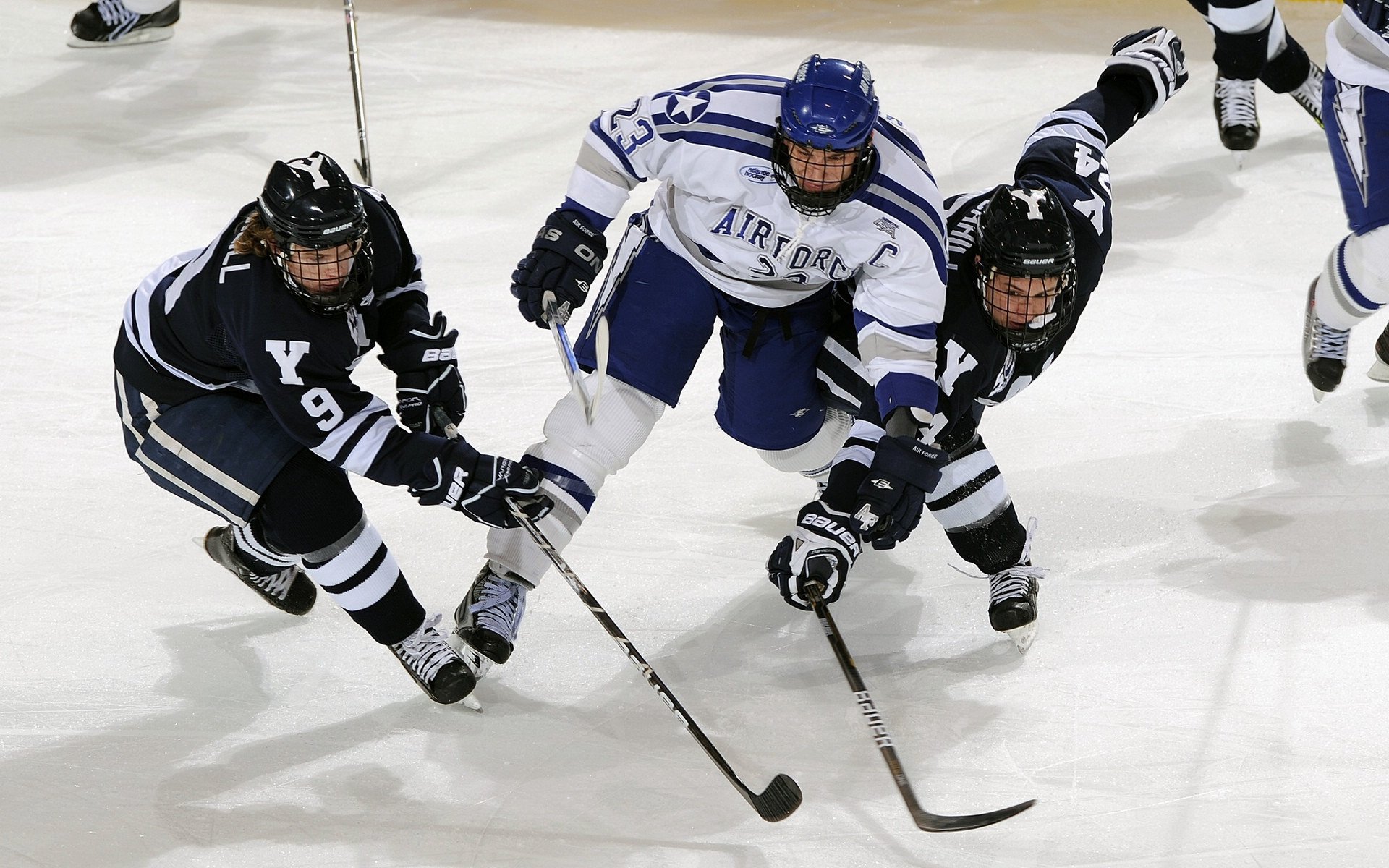 当F1引擎轰鸣遇上圣西罗绝杀，体育的暴力美学与永恒悬念