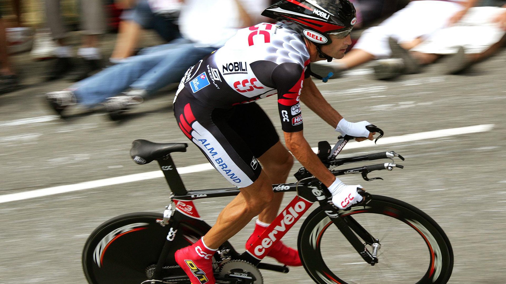 F1新赛季揭幕战之夜，法比尼奥展现巨星价值